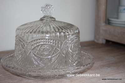 Antieke kaasstolp in geperst glas